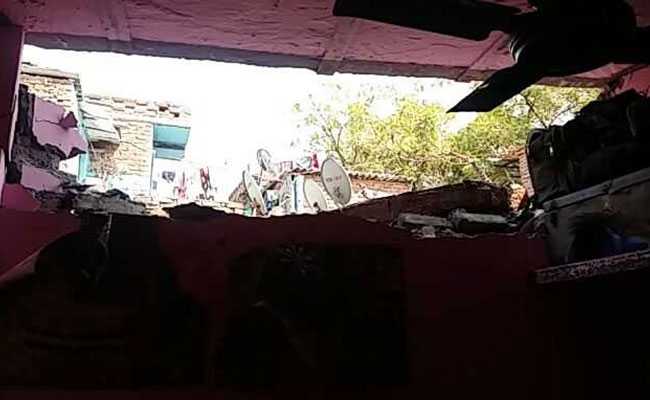 दिल्ली : रसोई गैस जलाते ही घर की छत उड़ गई, नौ व्यक्ति घायल