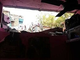 दिल्ली : रसोई गैस जलाते ही घर की छत उड़ गई, नौ व्यक्ति घायल दिल्ली : रसोई गैस जलाते ही घर की छत उड़ गई, नौ व्यक्ति घायल