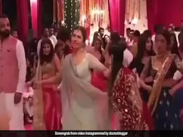 Video: माहिरा खान ने दोस्त की शादी में दिखाए लटके-झटके, लूट ले गईं यूपी-बिहार Video: माहिरा खान ने दोस्त की शादी में दिखाए लटके-झटके, लूट ले गईं यूपी-बिहार