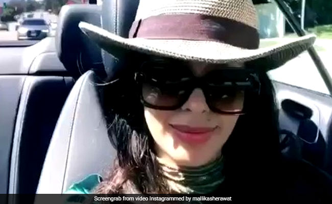 Mallika Sherawat कूल अंदाज में कार चलाती आईं नजर, जीती हैं ऐसी लाइफ, देखें वीडियो