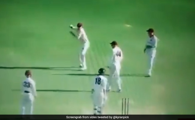 VIDEO: फील्डर की इस गलती से बल्लेबाज को मिले 5 रन, पहली बार क्रिकेट में दिखा ऐसा