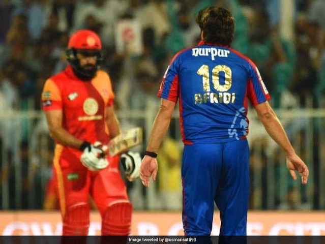 Watch: Shahid Afridis Ultimate Show Of Respect For Misbah-ul-Haq Watch: Shahid Afridis Ultimate Show Of Respect For Misbah-ul-Haq