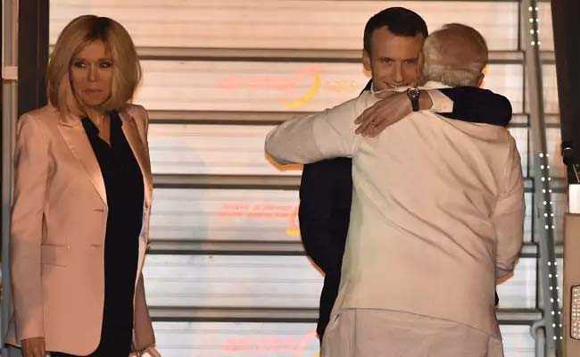 फ्रांस के राष्ट्रपति इमैनुअल मैक्रों चार दिन की भारत यात्रा पर, पीएम मोदी ने गले लगाकर किया स्वागत: 10 खास बातें