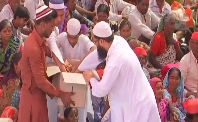 Mumbai With Farmers. Food, Footwear, Flowers For Protesters