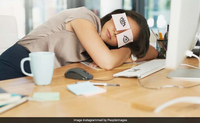 क्यों हर किसी को दिन में काम के बीच 'Napping' लेनी चाहिए, जानें वजह