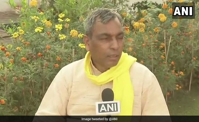 योगी सरकार के मंत्री का बयान- ये लोग 325 सीटों के नशे में पागल होकर घूम रहे हैं