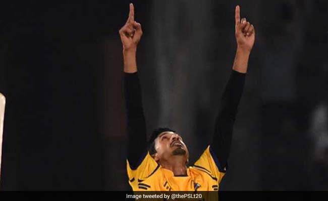 PSL में विकेट लेने के बाद IRON MAN बन गया ये गेंदबाज, टी-शर्ट उतार किया ऐसा