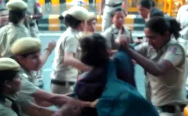 Protest March After Delhi Cops Thrash Photo Journalist Covering JNU <i>Padyatra</i>