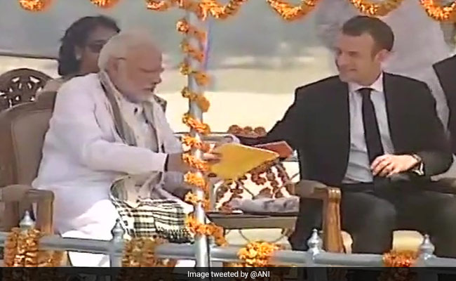 नाव में बैठकर फ्रांस के राष्ट्रपति ने पीएम मोदी के साथ देखा वाराणसी के घाटों का नजारा, गंगा आरती में होंगे शामिल