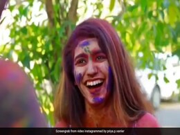 इशारों और फ्लाइंग किस के बाद अब प्रिया ने खेली 'BF' के साथ होली, वीडियो हुआ वायरल इशारों और फ्लाइंग किस के बाद अब प्रिया ने खेली 'BF' के साथ होली, वीडियो हुआ वायरल