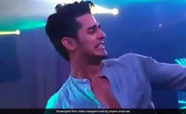 टेबल पर खड़े होकर नाचने लगे प्रियांक और विकास, वीडियो हुआ वायरल