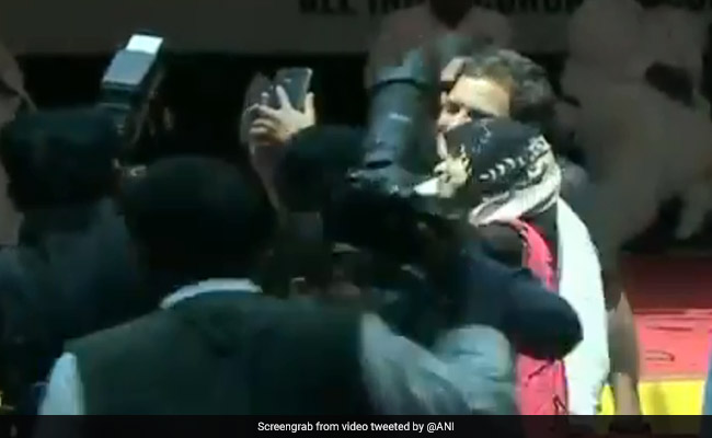 कर्नाटक : मैसूर में छात्रा के साथ कांग्रेस अध्यक्ष राहुल गांधी ने खिंंचवाई सेल्फी
