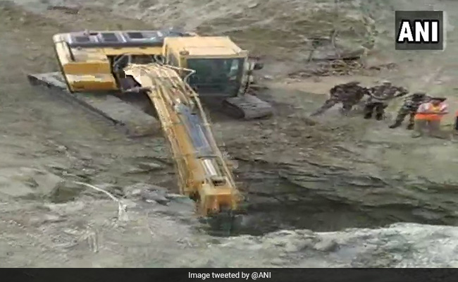 मध्&zwj;य प्रदेश: 33 फुट गहरी बोरवेल में गिरा 4 साल का बच्&zwj;चा, 22 घंटे से बचाने की जंग जारी