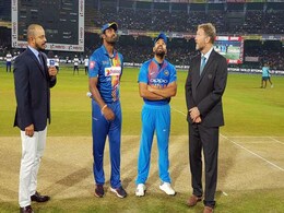 IND VS SL: इन 'तीन वजहों' से रोहित शर्मा ने लिया पहले बॉलिंग का फैसला IND VS SL: इन 'तीन वजहों' से रोहित शर्मा ने लिया पहले बॉलिंग का फैसला