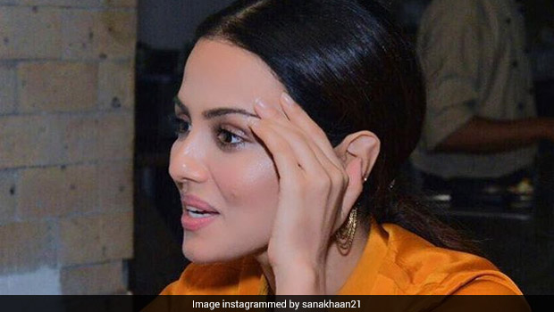 The Secret Behind Sana Khan's Glowing Skin: A Natural, Green Smoothie!