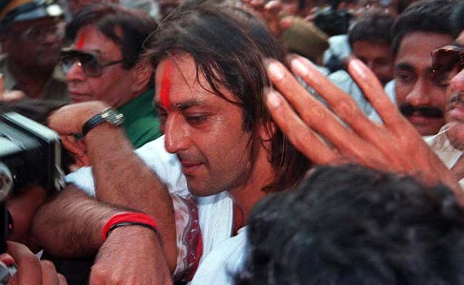 मी जाईपर्यंत कोर्टातून बाहेर जायचं नाही! उज्ज्वल निकमांनी आवाज चढवताच संजय दत  जा