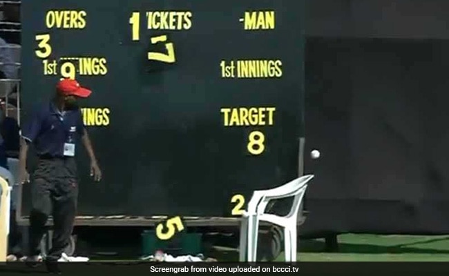 IND vs AUS: महिला टीम के वनडे मैच में भारत की पूजा ने लगाया ऐसा छक्‍का कि स्‍कोरबोर्ड 'नाचने' लगा, देखें वीडियो..