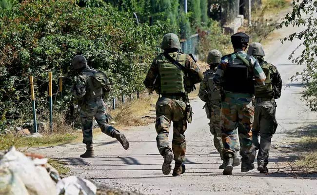जम्मू-कश्मीर : शोपियां में सुरक्षाबलों के साथ मुठभेड़ में 2 आतंकी ढेर, अमेरिकी पिस्टल बरामद