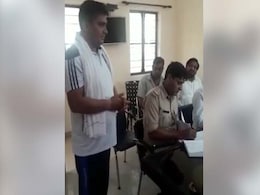 VIDEO : 50 हजार का इनामी ग्रेटर नोएडा पुलिस के सामने गिड़गिड़ाया- साहब! सरेंडर कर रहा हूं, मुझे गोली नहीं खाना VIDEO : 50 हजार का इनामी ग्रेटर नोएडा पुलिस के सामने गिड़गिड़ाया- साहब! सरेंडर कर रहा हूं, मुझे गोली नहीं खाना