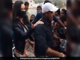 Video: मुंह छुपाने के लिए लगाया मास्क, स्कूटी पर बैठकर यूं निकली श्रद्धा Video: मुंह छुपाने के लिए लगाया मास्क, स्कूटी पर बैठकर यूं निकली श्रद्धा