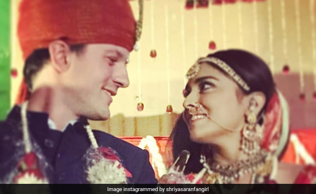 Shriya Saran Wedding Album: 35 साल की उम्र में दुल्हन बनीं 'दृश्यम' गर्ल, फिल्मी अंदाज में पति ने किया प्रपोज; देखें Video