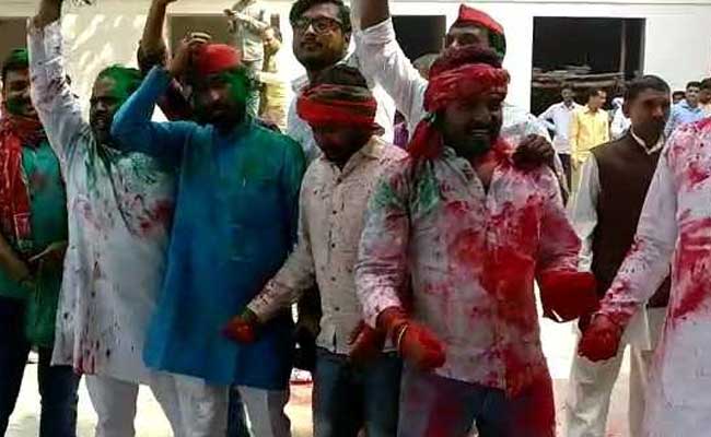 गोरखपुर उपचुनाव: सपा के प्रवीण निषाद ने 21 हजार से ज्यादा मतों के अंतर से दर्ज की जीत