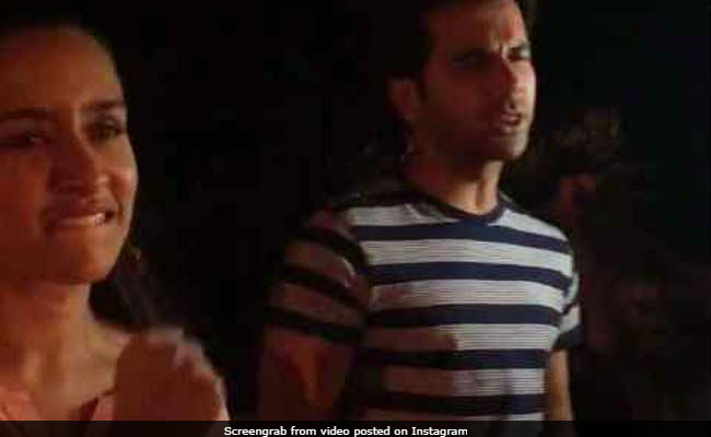 आधी रात श्रद्धा कपूर और राजकुमार राव ने कुछ ऐसे गाया गाना, VIDEO हुआ वायरल