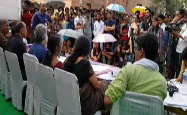 क्यों कॉलेजों को नहीं मिलती सुविधाएं?