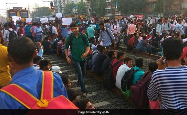 रेलवे में नौकरी की मांग: छात्रों ने मुंबई में ट्रेन का चक्का किया जाम, लाखों यात्री परेशान