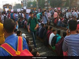 रेलवे में नौकरी की मांग: छात्रों ने मुंबई में ट्रेन का चक्का किया जाम, लाखों यात्री परेशान रेलवे में नौकरी की मांग: छात्रों ने मुंबई में ट्रेन का चक्का किया जाम, लाखों यात्री परेशान