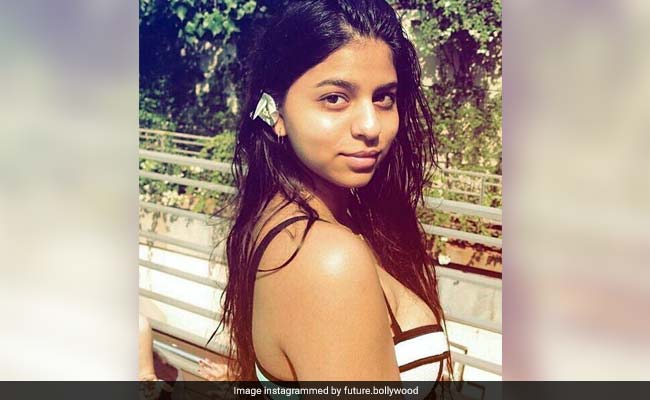 Viral Photos: दोस्तों के साथ स्वीमिंग पूल पर यूं मौज-मस्ती कर रहीं शाहरुख खान की बेटी...