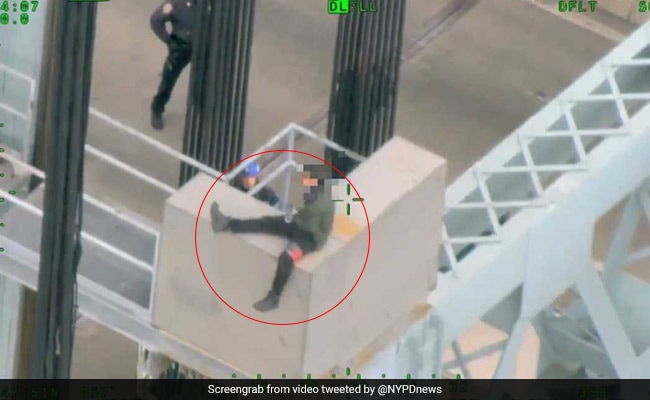 VIDEO: टॉवर पर चढ़कर मरने की धमकियां दे रहा था शख्स, कैमरे पर कैद हुआ पूरा ड्रामा