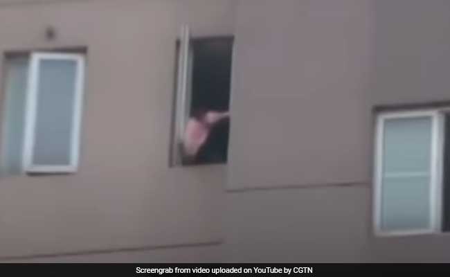 VIDEO: खिड़की से कूदकर सुसाइड करने जा रही थी लड़की, देखें क्या हुआ फिर...