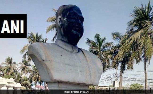 अब कोलकाता के कालीघाट में श्यामा प्रसाद मुखर्जी की मूर्ति को पहुंचाया नुकसान, कालिख भी पोती