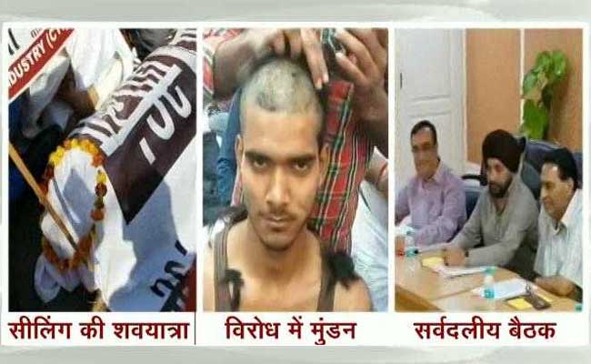 दिल्‍ली में सीलिंग के खिलाफ सड़क पर व्‍यापारी, कहीं कराया मुंडन तो कहीं निकाली शव यात्रा