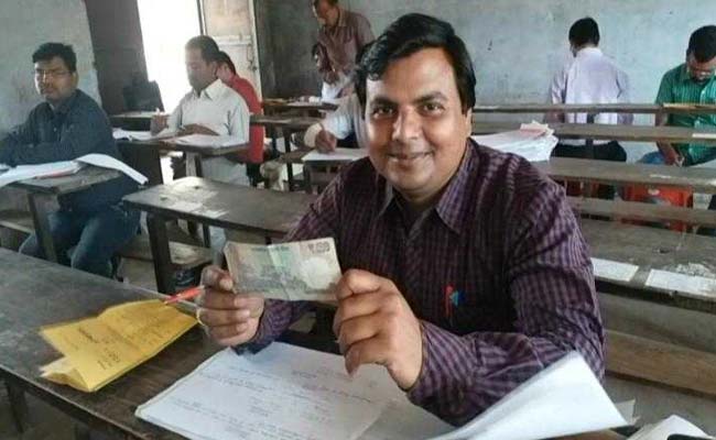 यूपी: पहले 10 लाख से ज्यादा बच्चों ने छोड़ी बोर्ड परीक्षा, अब कॉपी के साथ मिल रहे हैं 50-100 के नोट