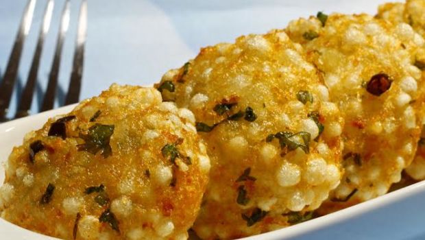 Navratri 2025 Vrat Recipe: नवरात्रि में बनाएं टेस्टी साबूदाना वड़ा, शेफ संजीव कपूर ने शेयर की रेसिपी