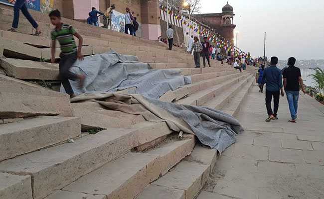 फ्रांस के राष्ट्रपति मैक्रों और पीएम मोदी के सामने छुपा लिए बनारस के घाटों के जख्म