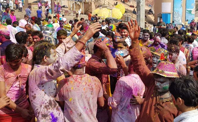 उत्तरप्रदेश: होली के रंग में डूबे काशीवासी, शहर में जमकर हुई मस्ती, देखें तस्वीरें