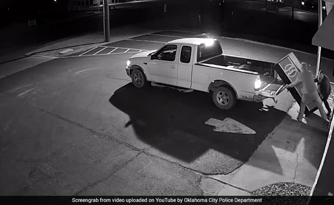 Thirsty Thieves Buy A Drink Then Steal Entire Vending Machine. Watch