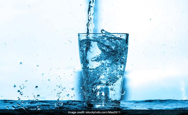 Should You Be Drinking A Glass of Water When You Wake Up? Here's What  Health Experts Say