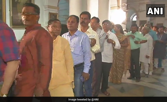 बंगाल के पंचायत चुनाव शर्मसार करने वाले हैं