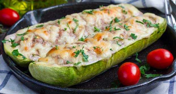 स्टफ्ड ज़ुखीनी बोट्स रेसिपी: Stuffed zucchini boats Recipe ...