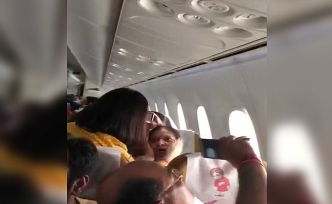 VIDEO : AI की फ्लाइट में लगे जोरदार झटके, टूटकर गिरा खिड़की का पैनल, 3 यात्री घायल