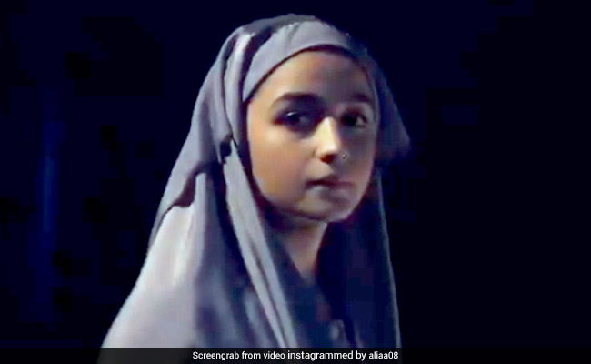 Raazi Teaser: बुर्का पहने नजर आईं आलिया भट्ट, कहा- मैं राजी हूं...