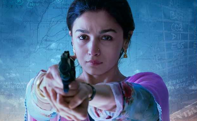 आलिया की 'Raazi' का ट्रेलर देखकर सीटियां बजाने लगे पापा महेश भट्ट, मम्मी का हुआ ये हाल