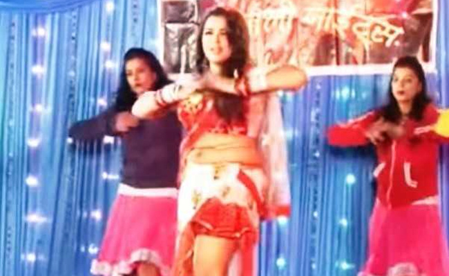 ‘लव के लिए कुछ भी करेगा’ का फर्स्ट लुक रिलीज, आम्रपाली का ‘...बदनाम हुआ’ पर धमाल डांस