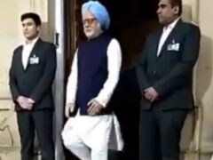 We Can't Get Over How Much Anupam Kher Looks Like Manmohan Singh In This Video