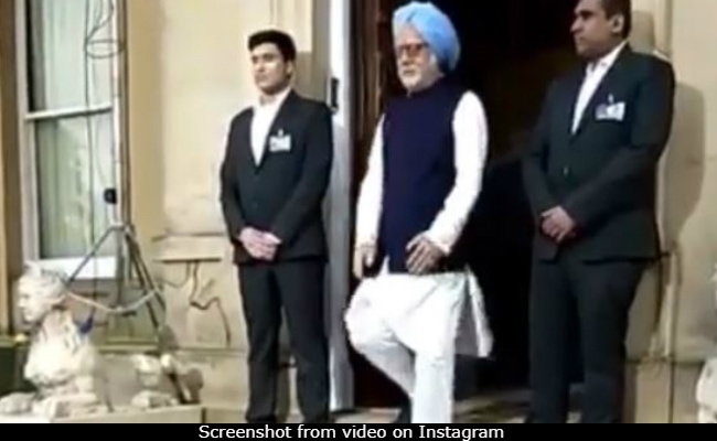 We Can't Get Over How Much Anupam Kher Looks Like Manmohan Singh In This Video