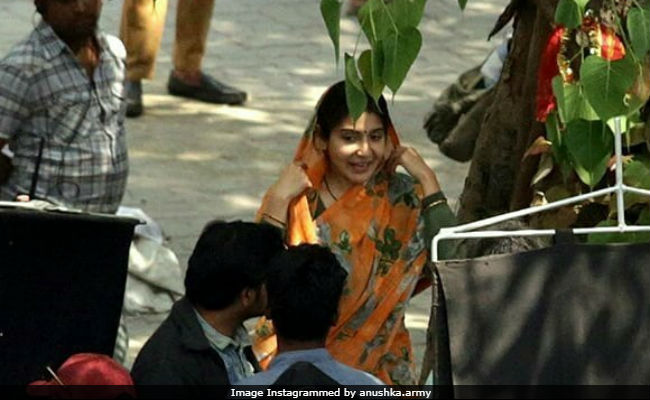 Viral: Anushka Sharma, Varun Dhawan's New Pics From <i>Sui Dhaaga</i> Sets In Delhi